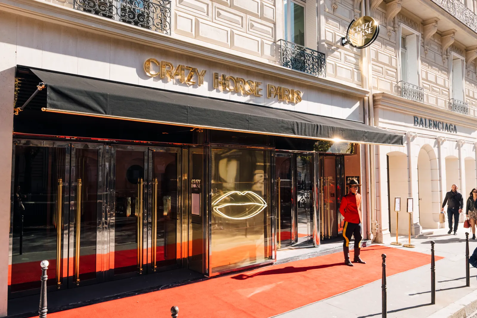 La façade du Crazy Horse au 12 avenue George-V, dans le 8e arrondissement
