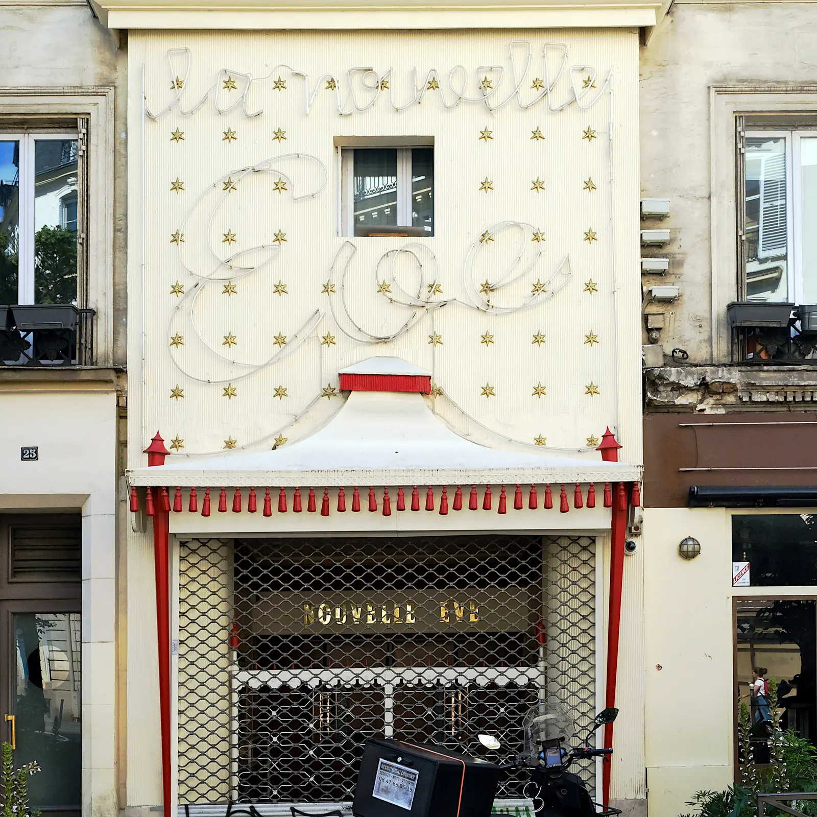 La façade de La Nouvelle Eve au 25 rue Pierre-Fontaine, dans le 9e arrondissement