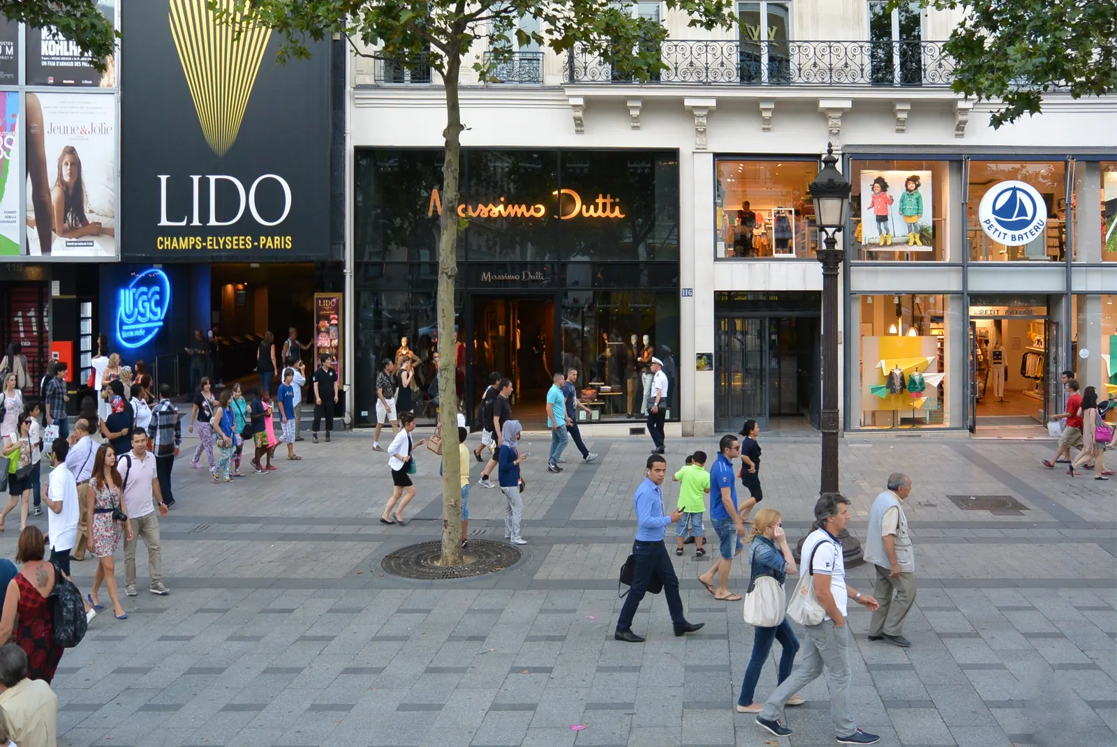 L'enseigne du Lido sur l'avenue des Champs-Élysées en août 2013