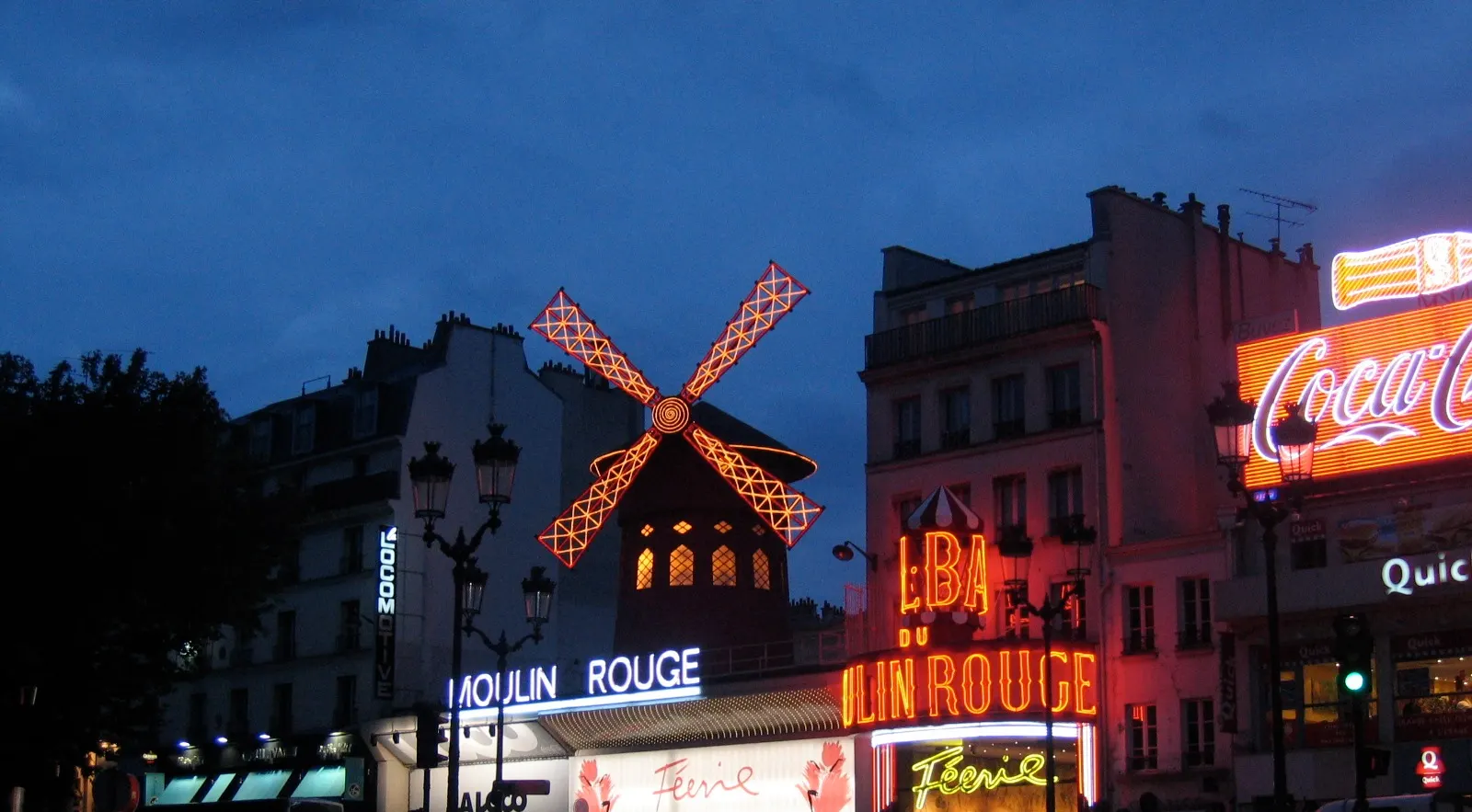 Le Moulin Rouge à l'heure bleue, boulevard de Clichy, enseignes allumées
