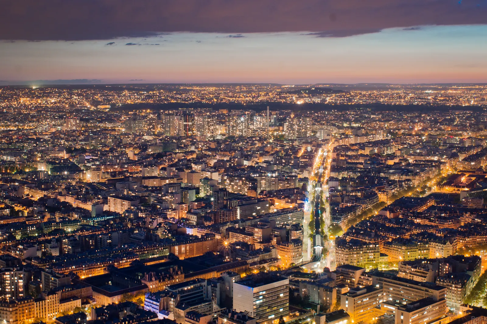 Paris au crépuscule vu depuis la tour Montparnasse, au pied de laquelle se trouve le Oh! César