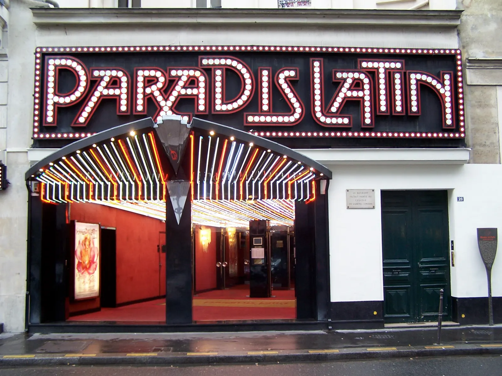L'entrée du Paradis Latin, rue du Cardinal-Lemoine, dans le 5e arrondissement